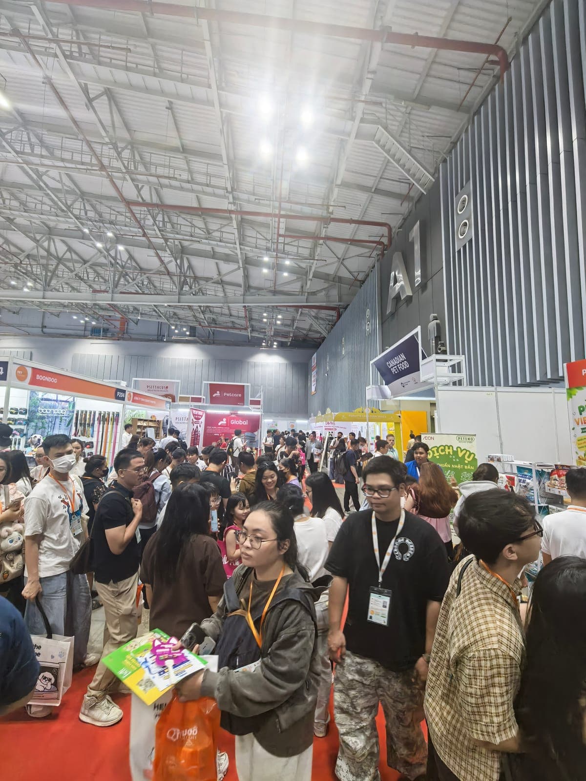 International buyers examining plant-based cat litter samples at Petfair Vietnam 2026.