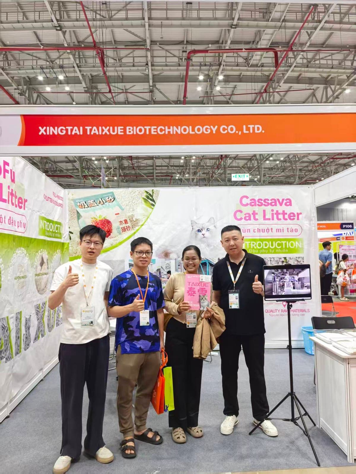 RootPurr Cassava Cat Litter booth at Petfair Vietnam 2026 — the team and partners together at the Ho Chi Minh City pet expo.